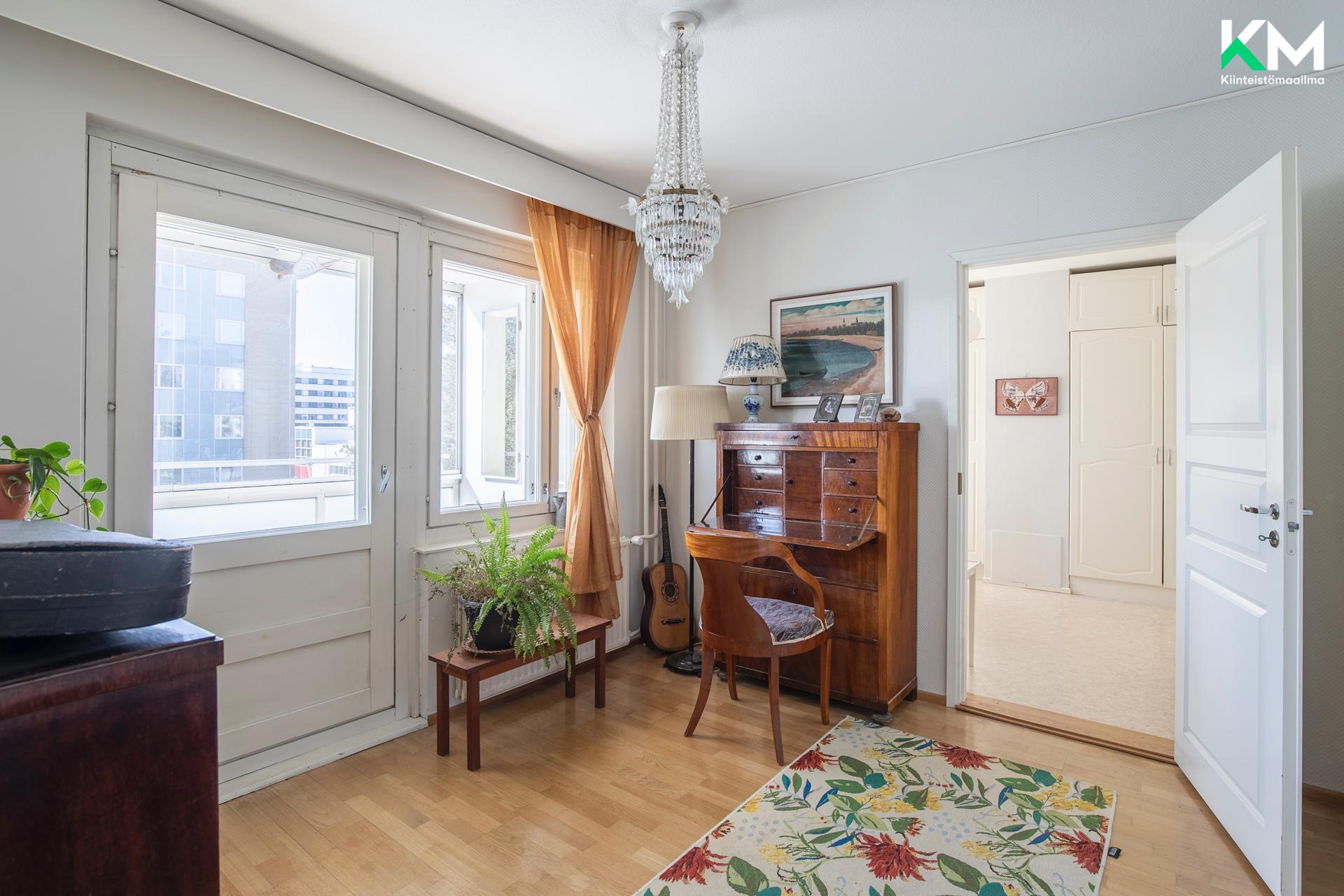 Toinen käynti parvekkeelle pesuhuoneen vieressä olevasta huoneesta