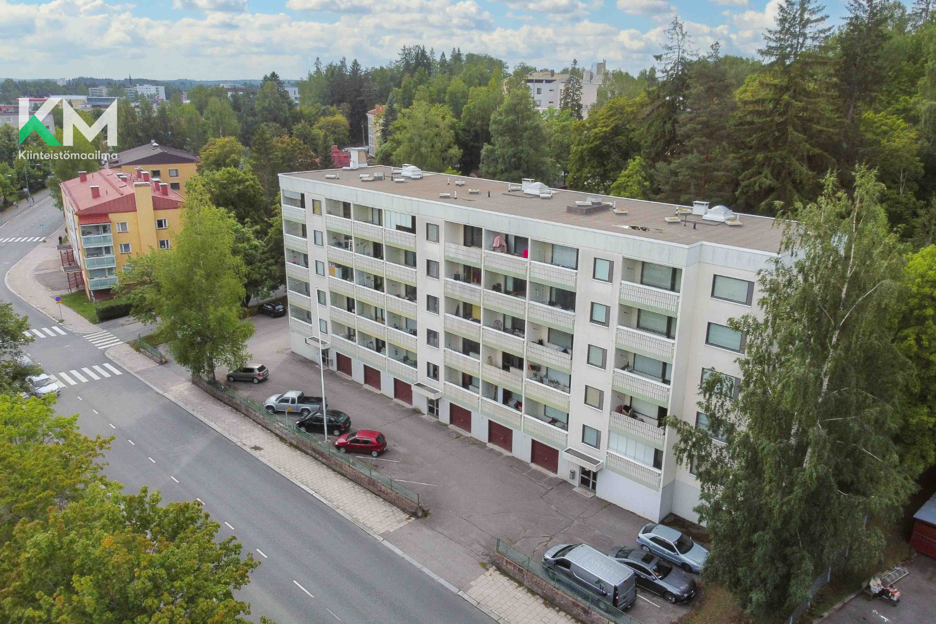 Viehättävä kolmen huoneen koti hissitalossa lähellä keskustaa!