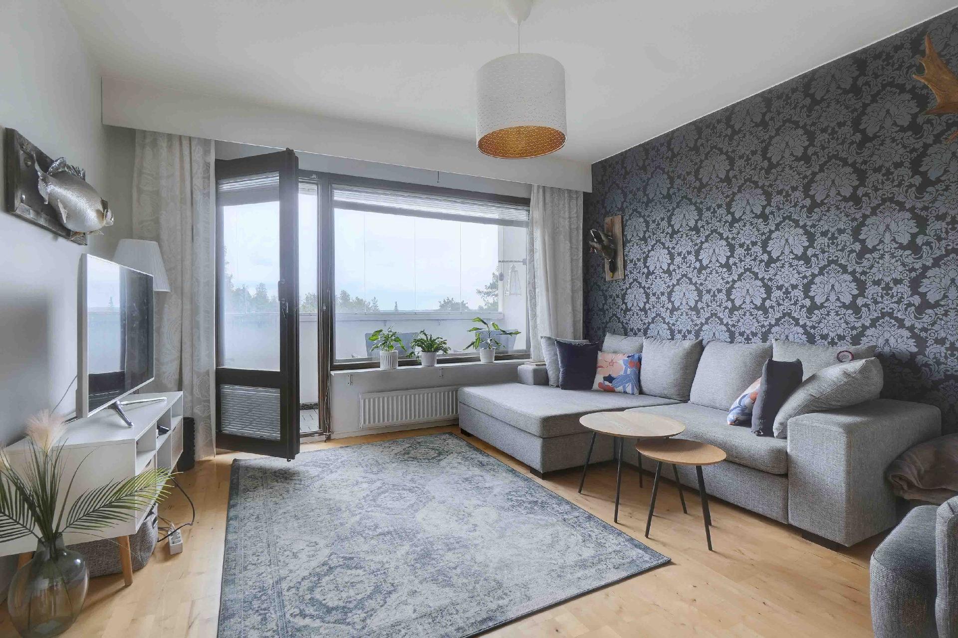 Asunnossa on tilava olohuone, josta on kulku lasitetulle parvekkeelle.