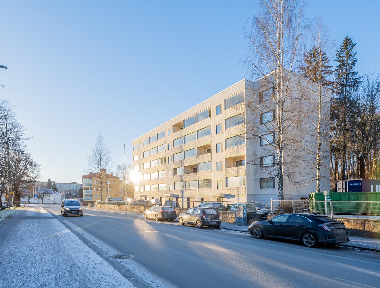 Lyhyen matkan päässä kaikki keskustan palvelut! Tervetuloa tutustumaan!