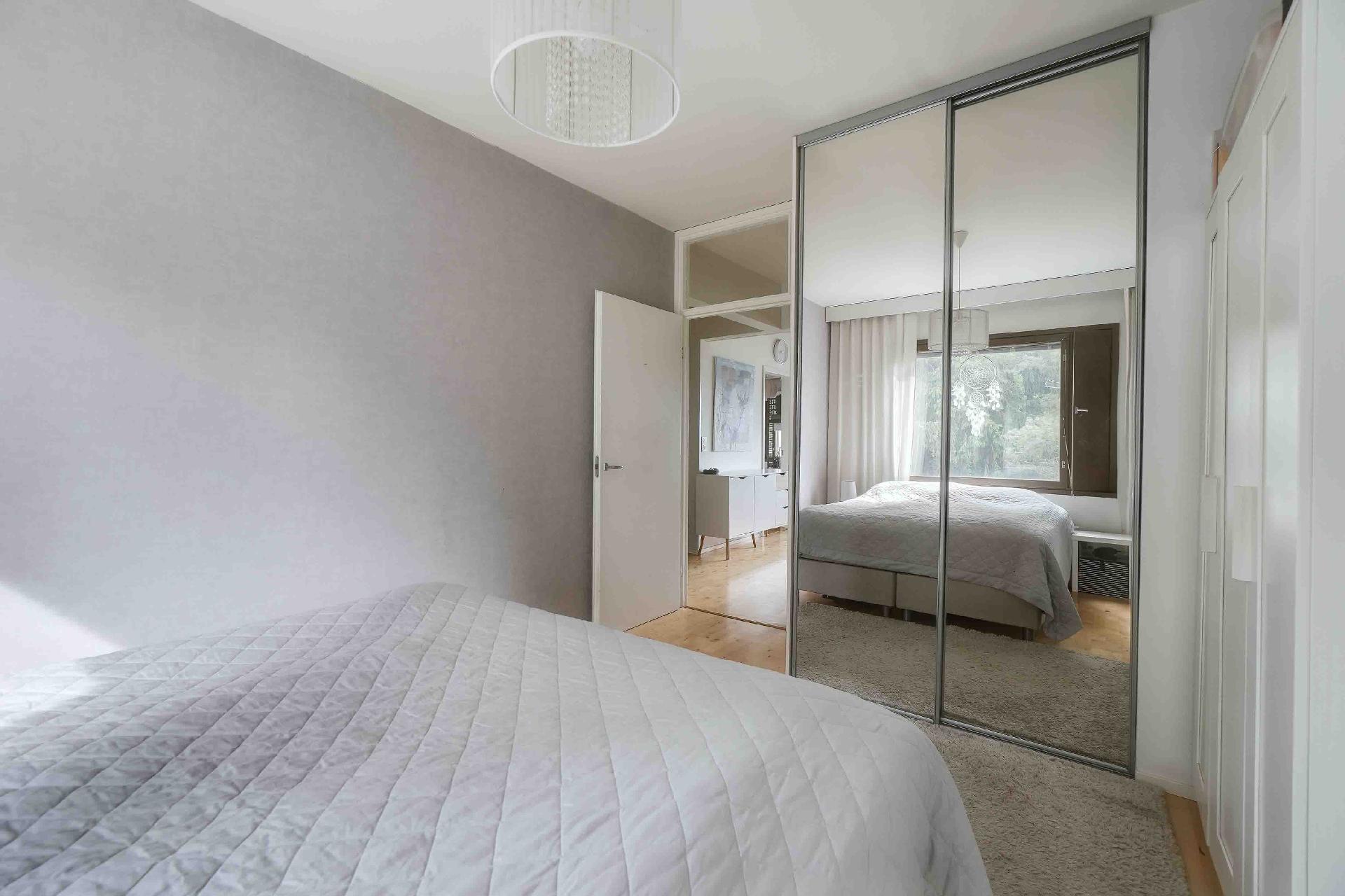 Huoneeseen on sijoitettu kaapistoja kahdelle seinämälle.