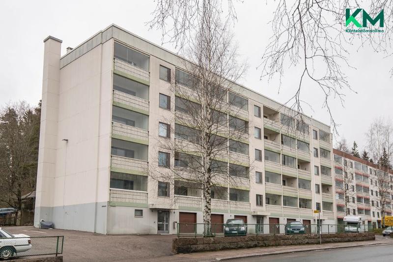 Putkisaneeratussa taloyhtiössä kolmen huoneen koti.
