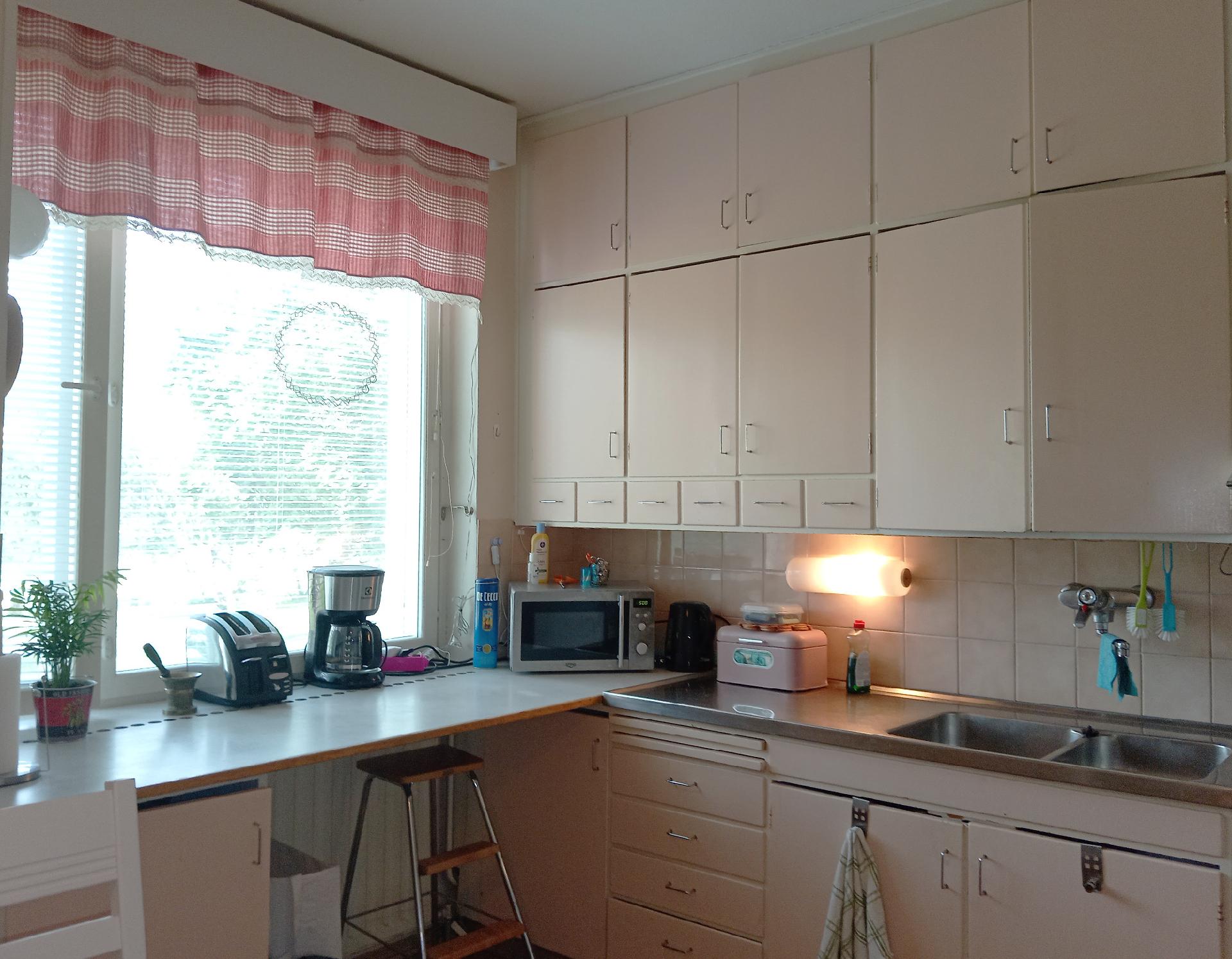 Keittiön kaapisto on alkuperäinen