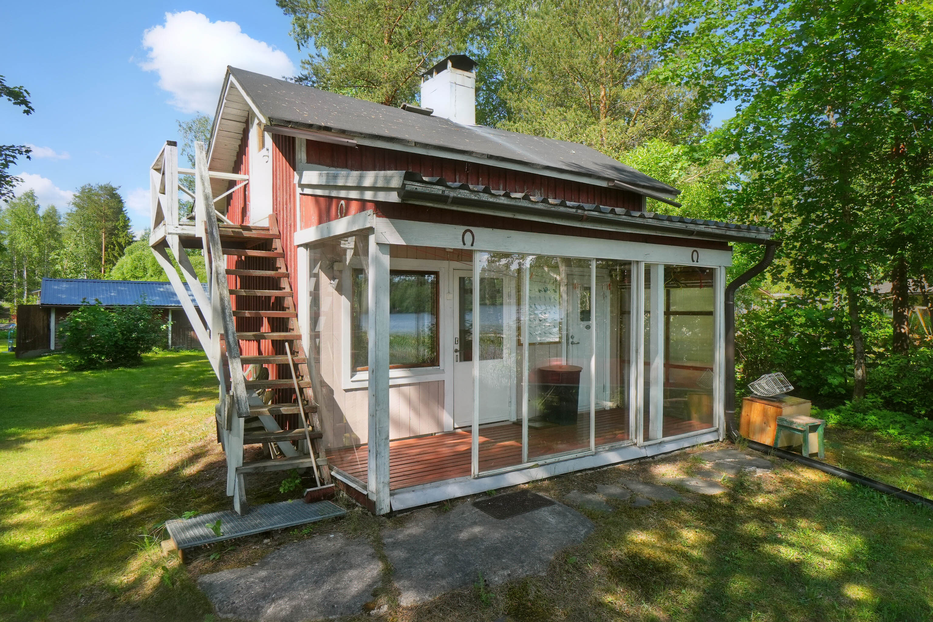 Rantasauna. Yläkerrassa on 2 -  vuodepaikkaa vaikkapa kesävieraille.