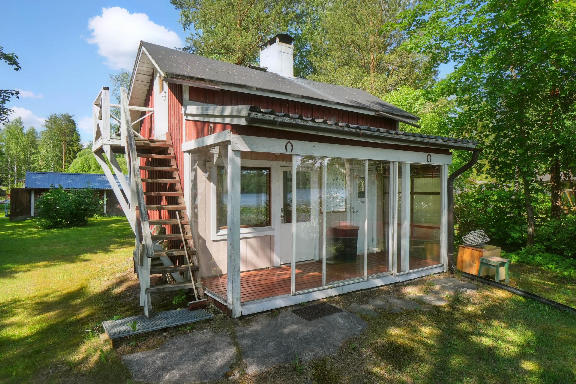 Rantasauna. Yläkerrassa on 2 -  vuodepaikkaa vaikkapa kesävieraille.