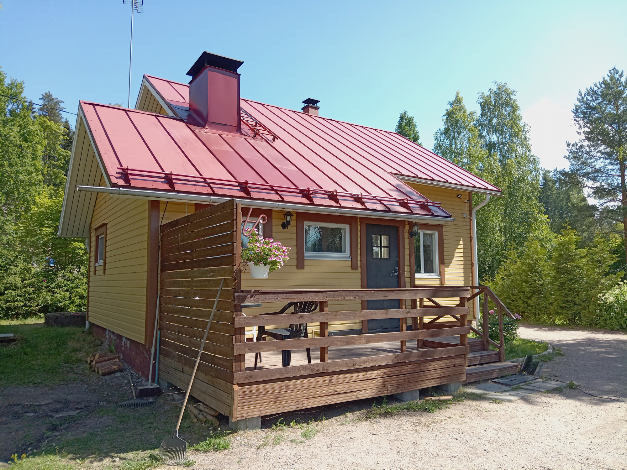 Hyvin hoidetun talon vesikate uusittiin  2007 ja julkisivu huoltomaalattiin 2019