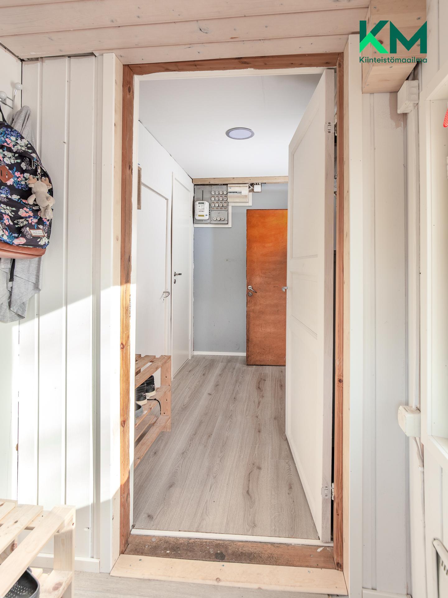 Näkymä kuistilta eteisaulaan