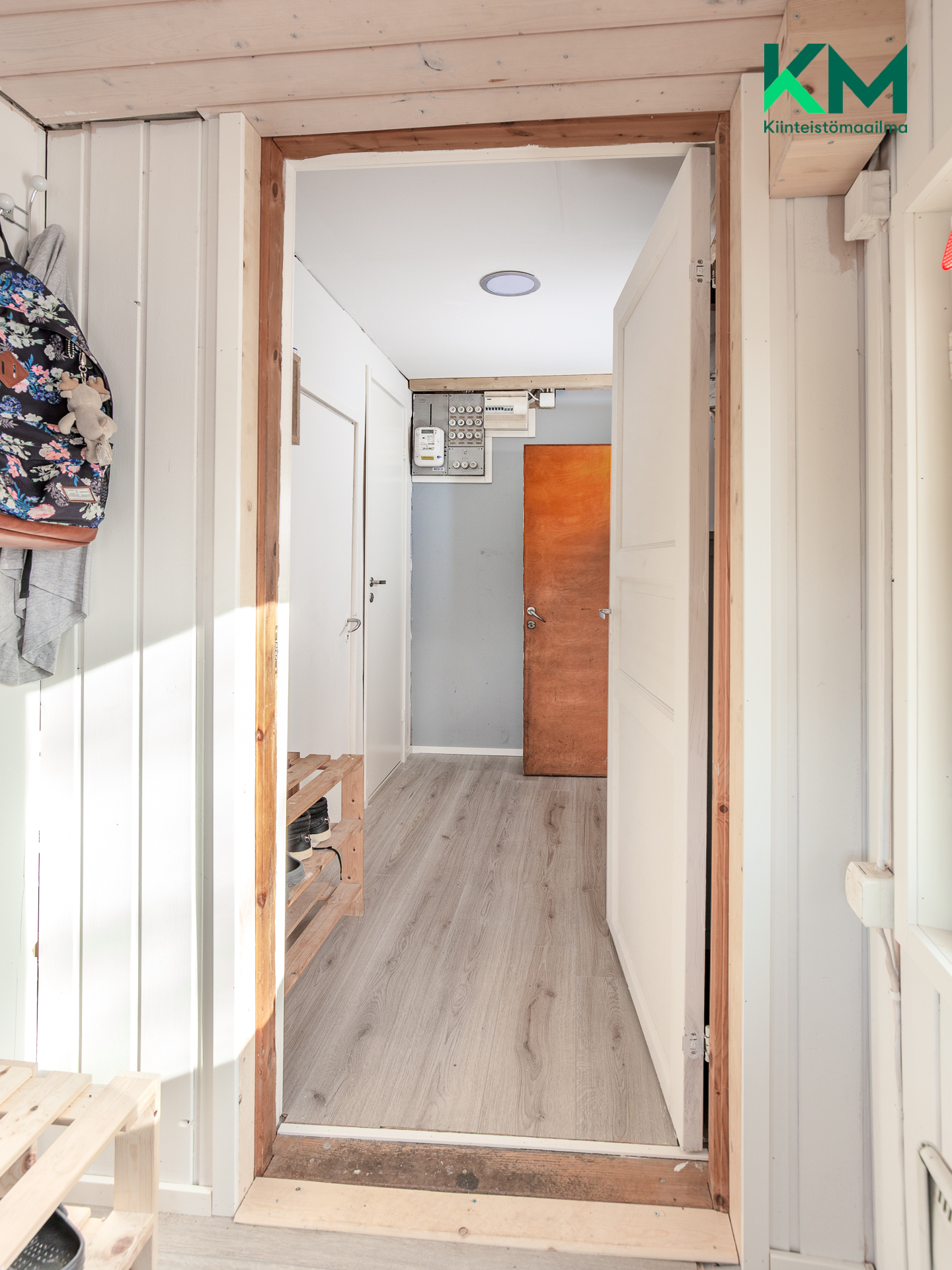 Näkymä kuistilta eteisaulaan