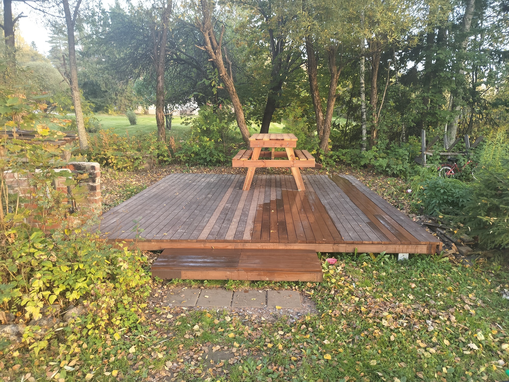 Pihaan rakennettiin toinen terassi v. 2024