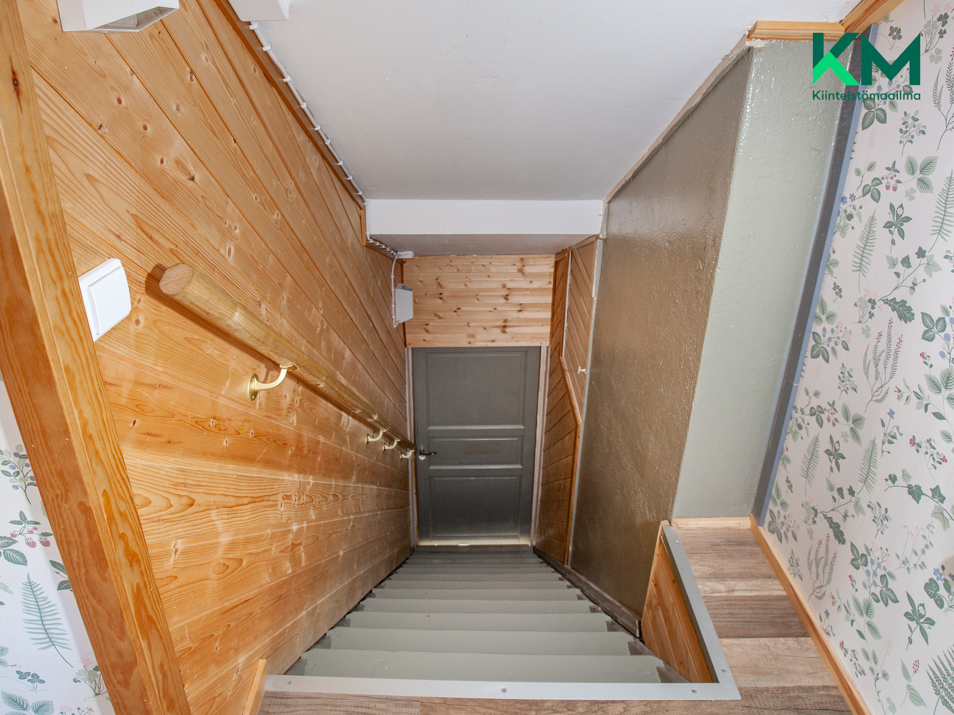 Yläkertaan johtava portaikko