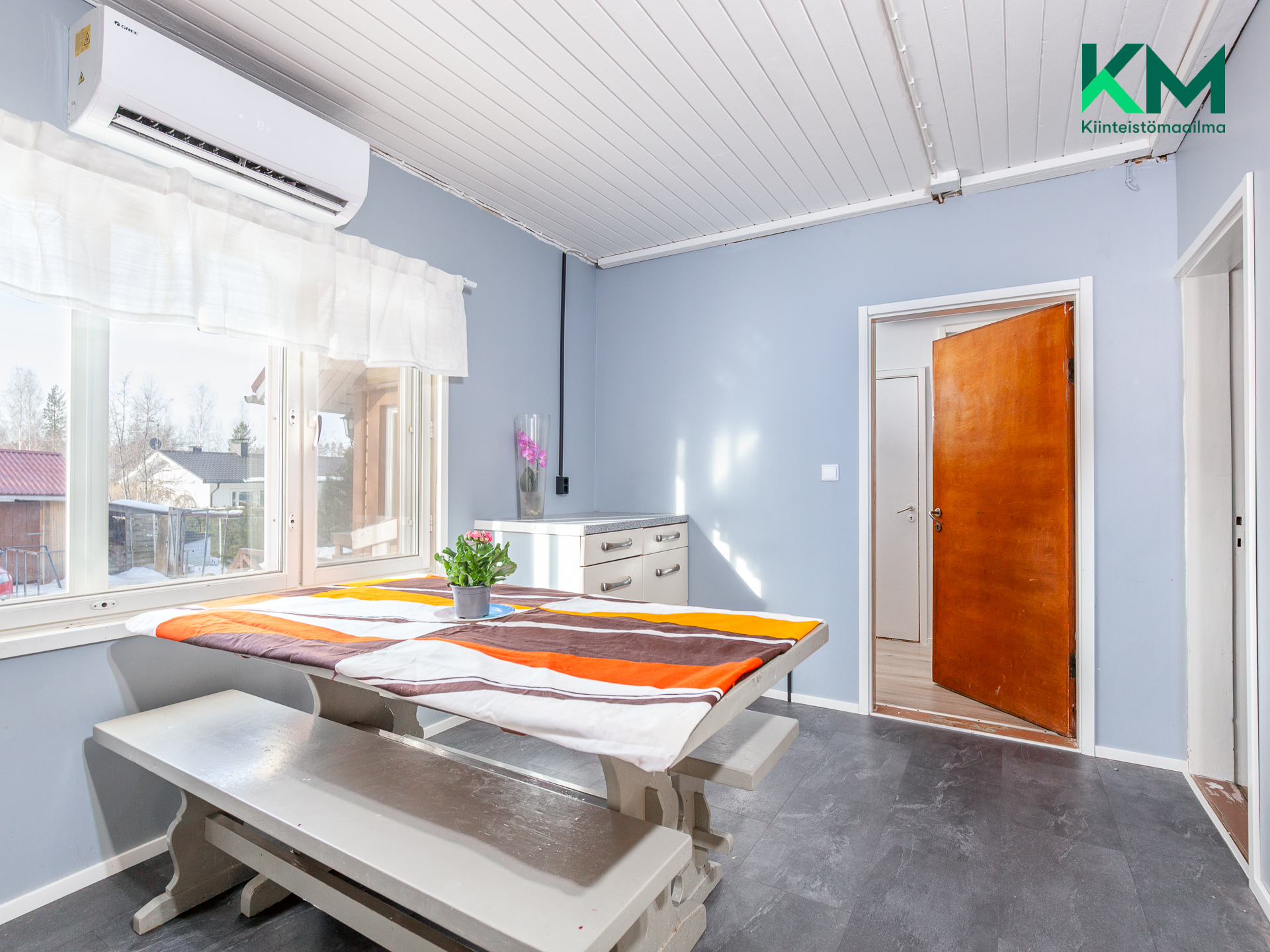 Keittiössä on v. 2020 asennettu ilmalämpöpumppu