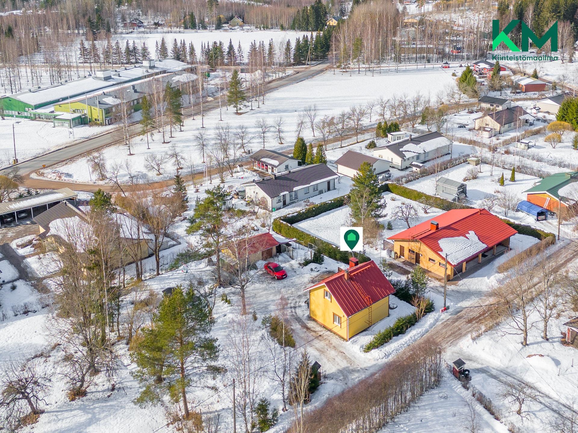 Vasemmassa ylälaidassa näkyvä tie johtaa tie 54:lle ja Oitin keskustaan, molempiin 1- 2 km.