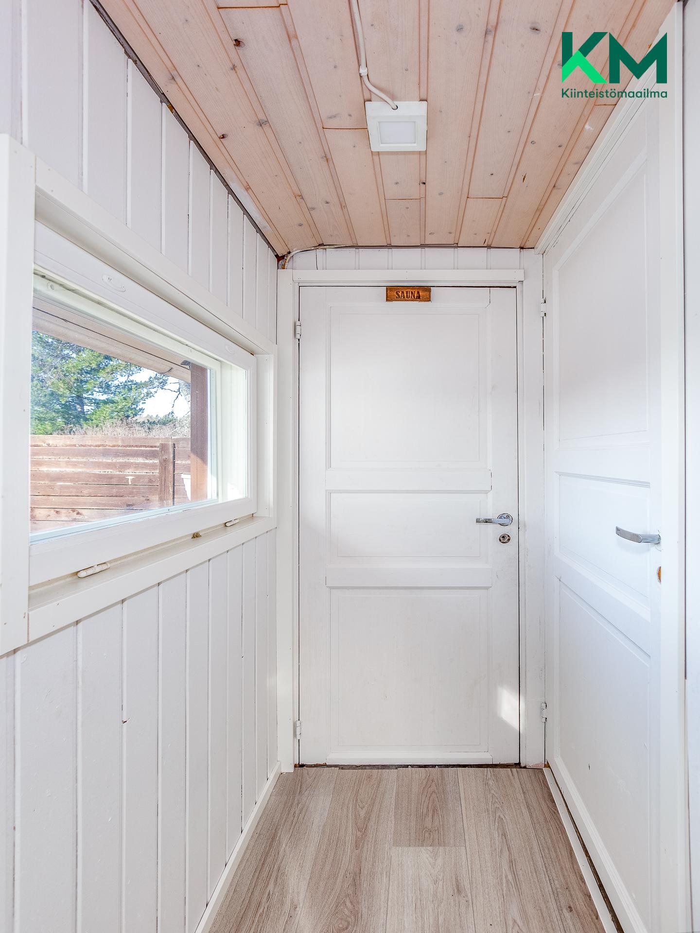 Kulku kuistilta pesutiloihin