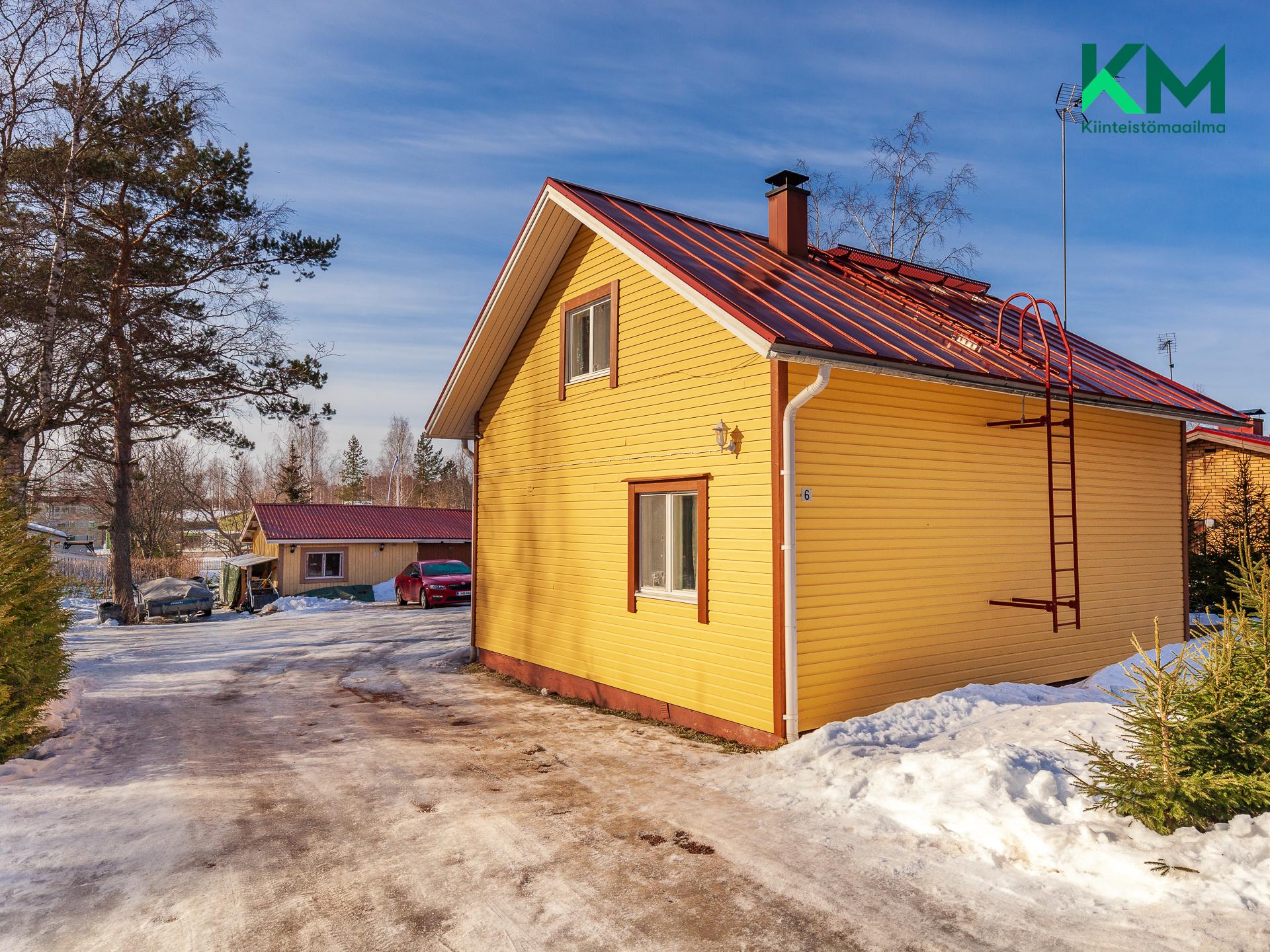 Hyvin hoidetun talon vesikate uusittiin  2007 ja julkisivu huoltomaalattiin 2019