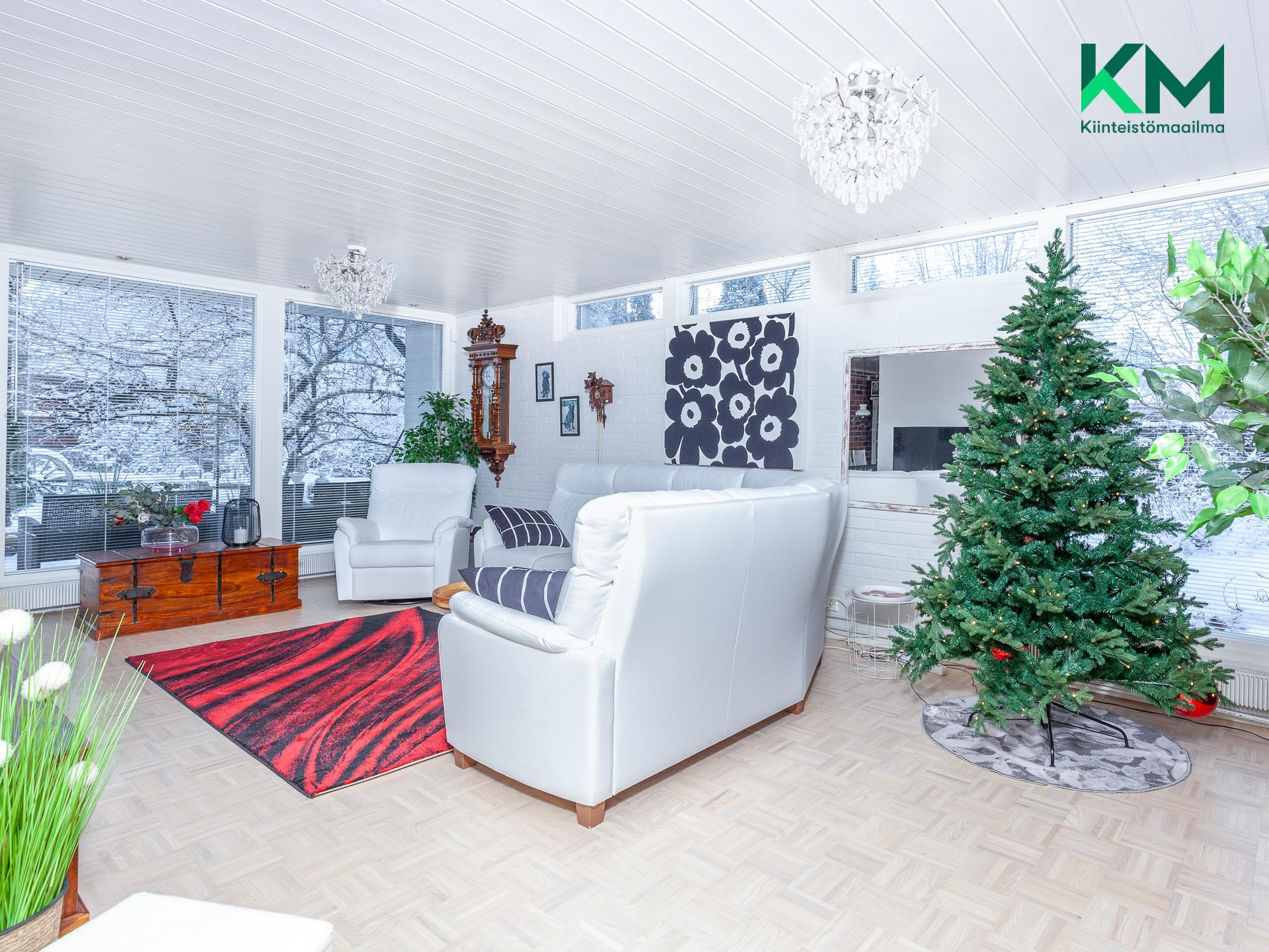 Olohuone on vaalea ja valoisa