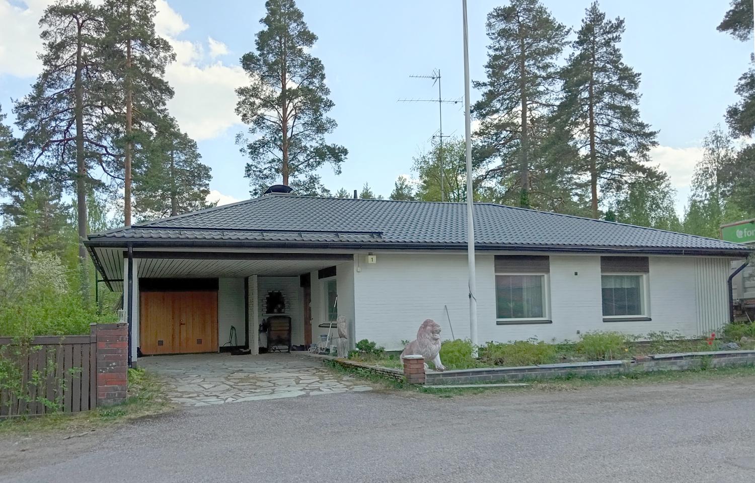 Hyvin hoidetussa täystiilitalossa on väljät asuintilat, lämmin autotalli, autokatos ja käyttöullakko