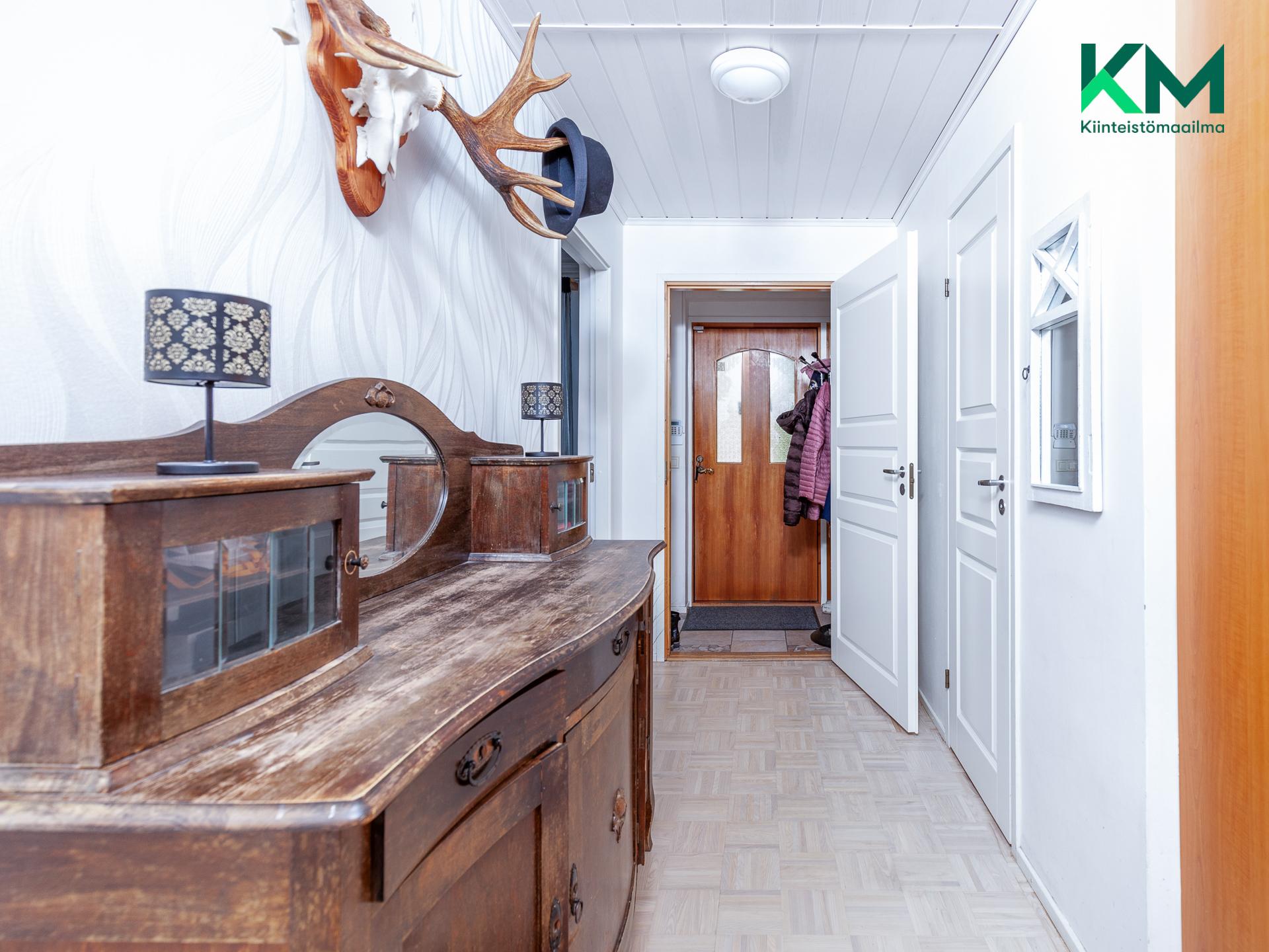 Tuulikaappi ja eteinen