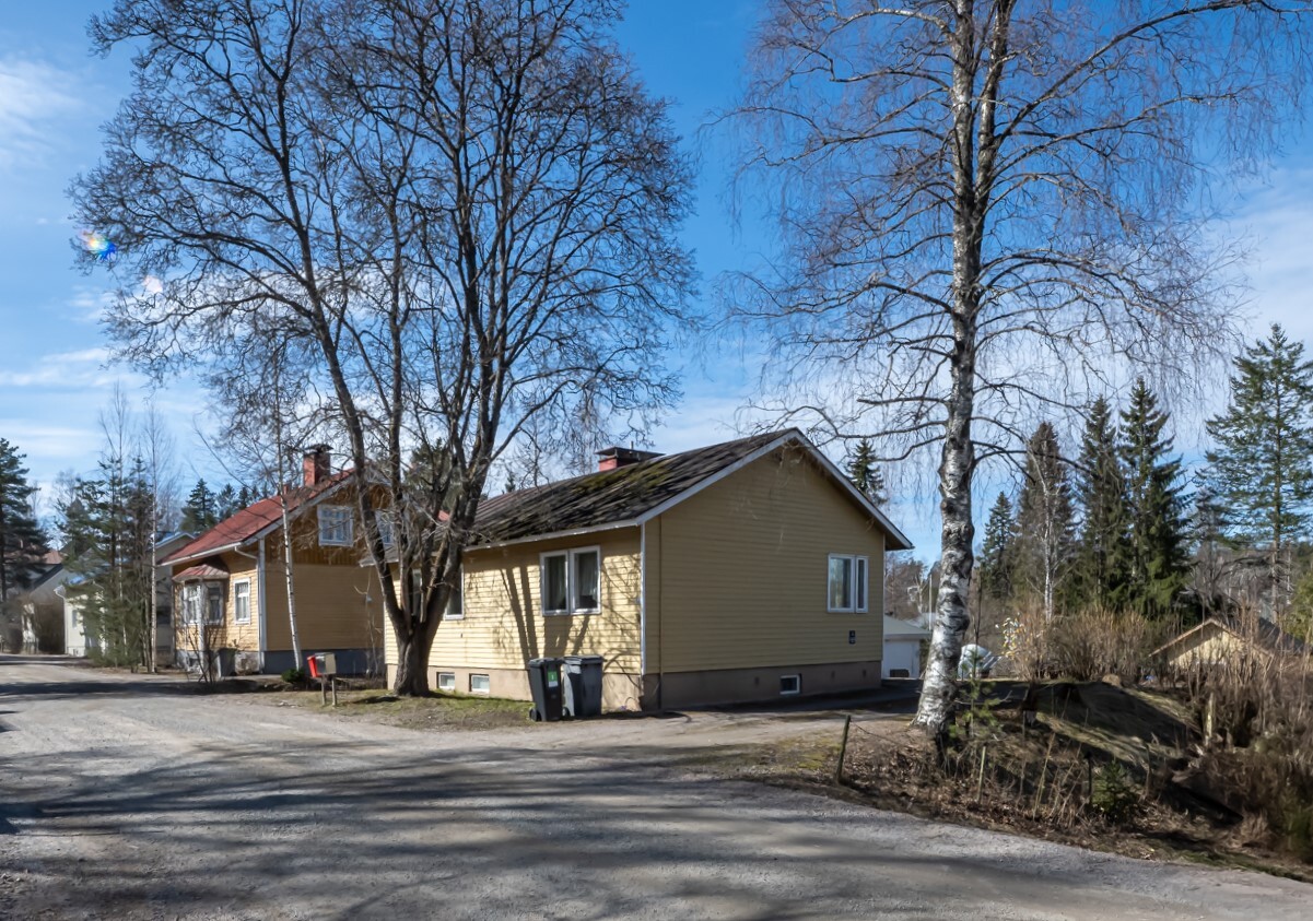 Kaikki keskustan palvelut sijaitsevat lyhyen kävely- ja pyöräilymatkan päässä. Tervetuloa esittelyyn!