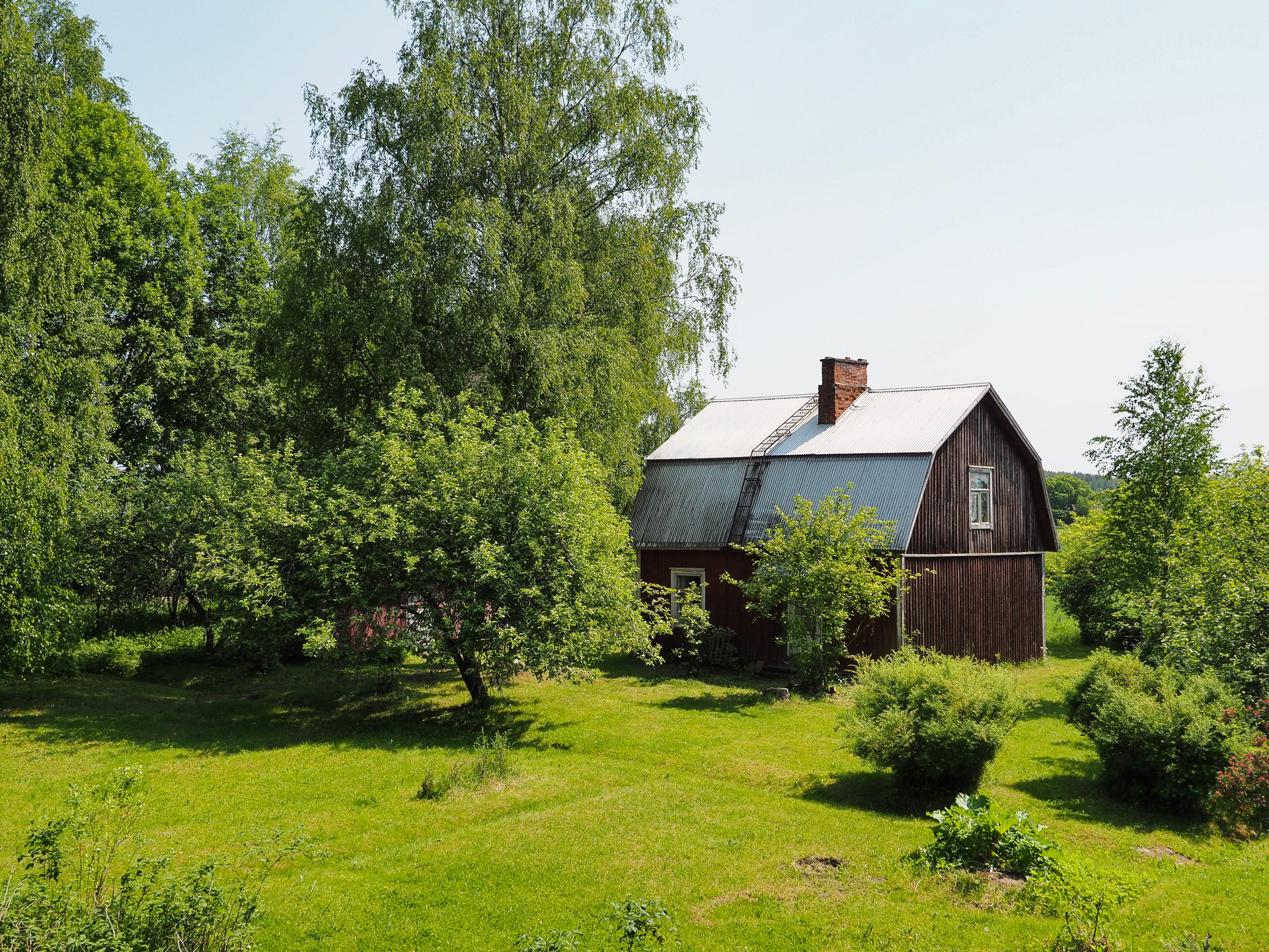 Mansardikattoinen omakotitalo on purkukuntoinen, mutta tuo ilmettä pihapiiriin