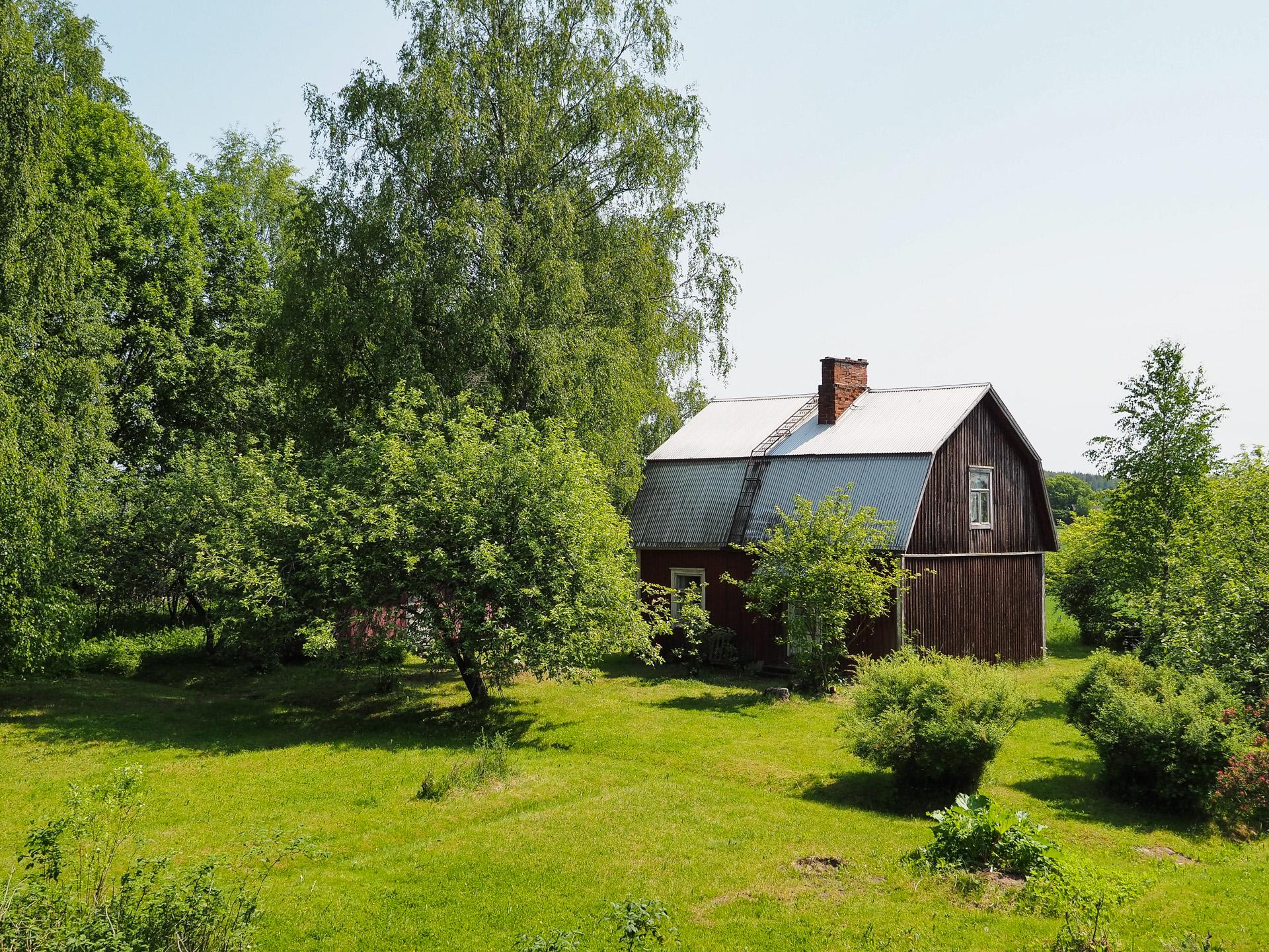 Mansardikattoinen omakotitalo on purkukuntoinen, mutta tuo ilmettä pihapiiriin