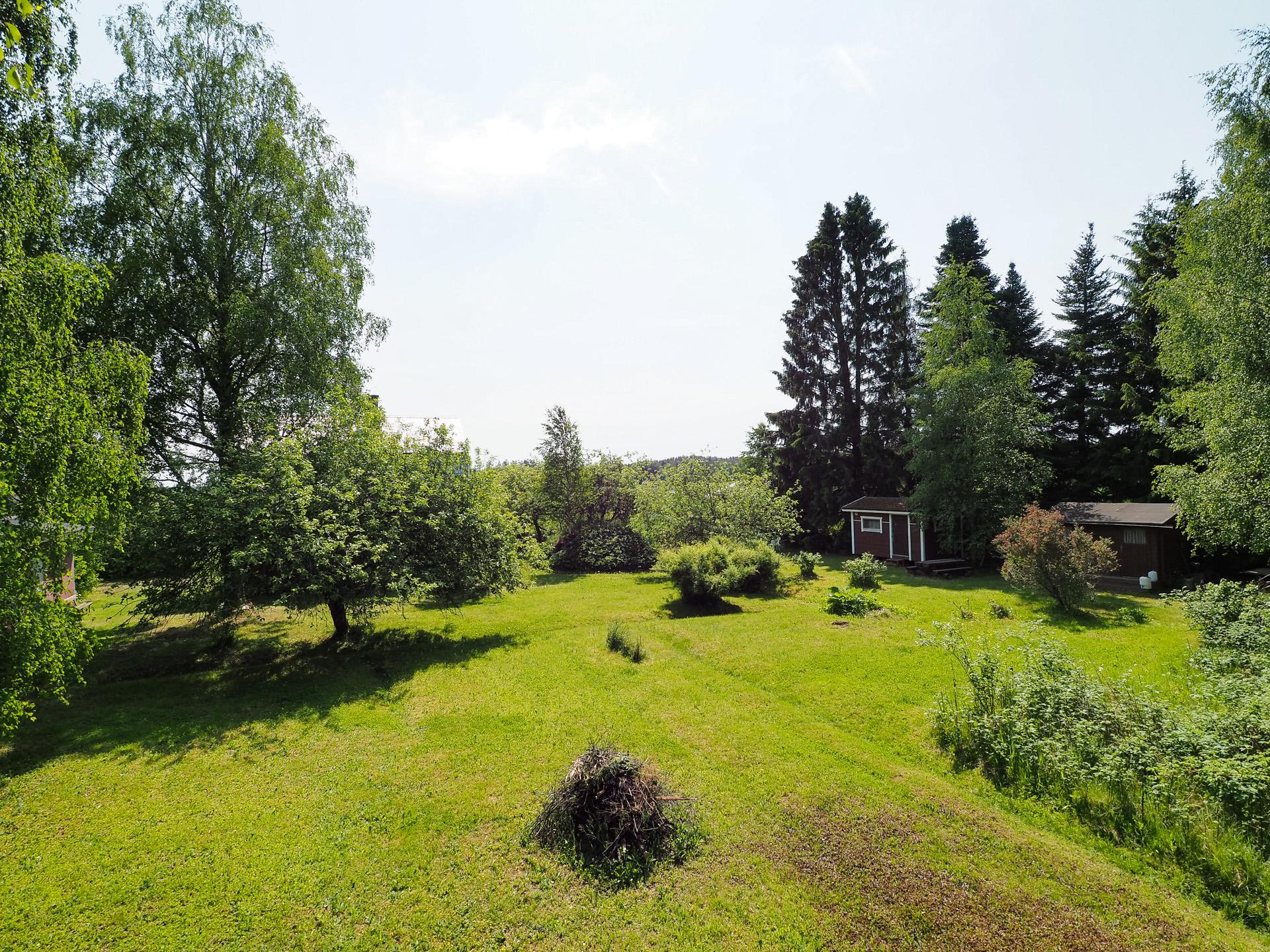 Kaunis puutarhatontti