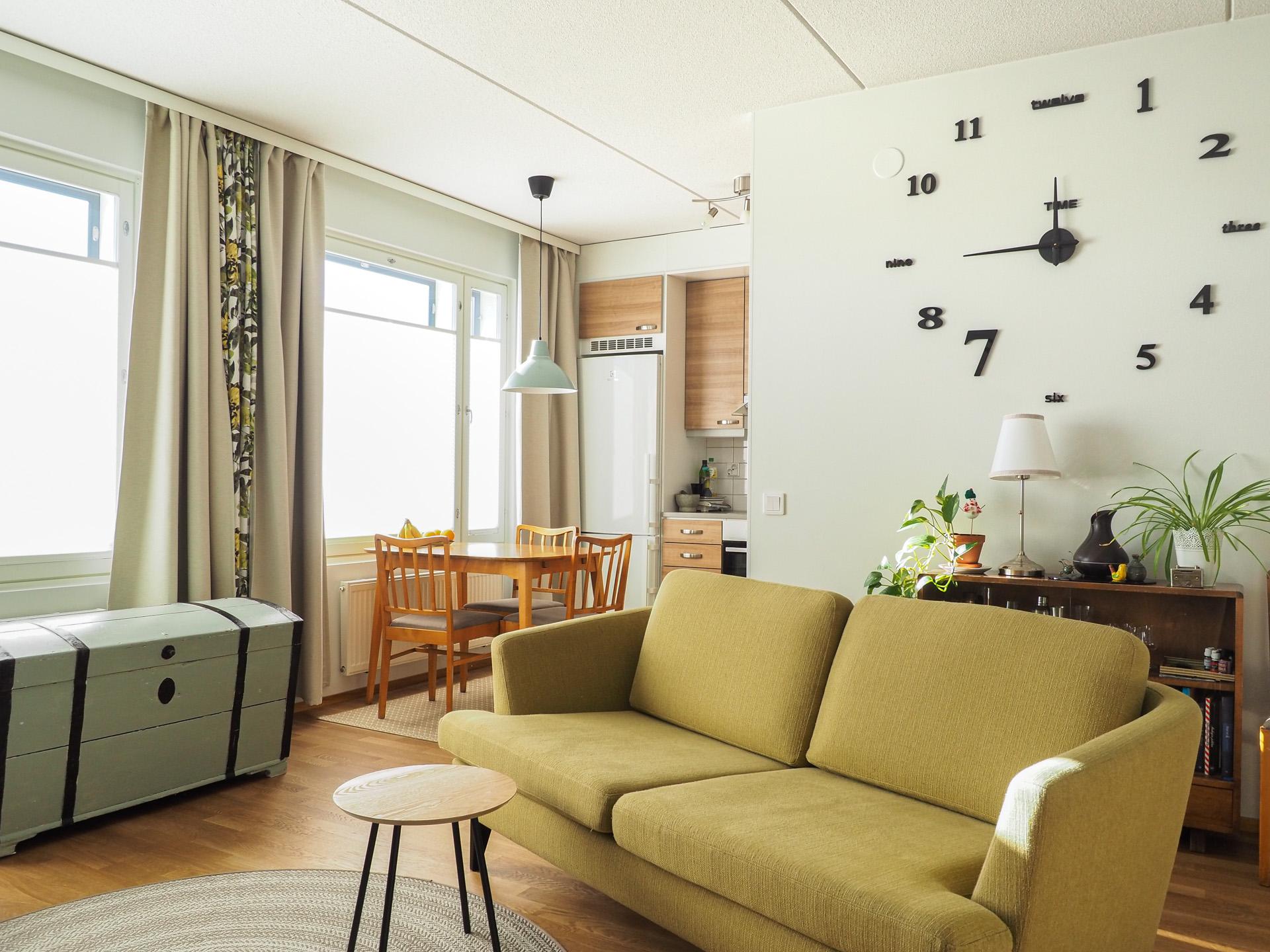 Näkymä makuuhuoneen ovelta käsin