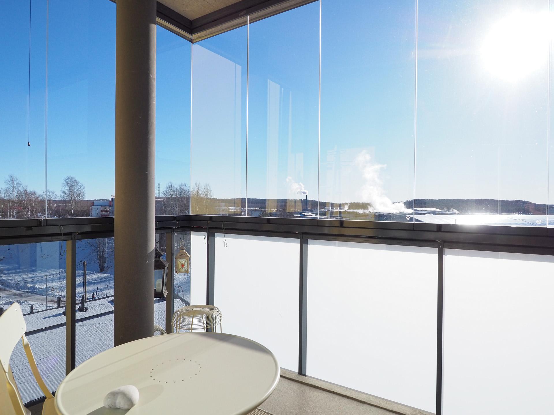 Avarat näkymät lasitetulta parvekkeelta