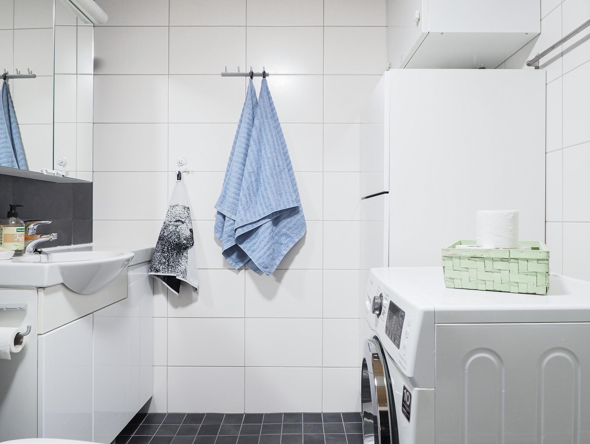 Kylpyhuoneessa on tilaa pesutornille. Lattialämmitys kuivaa tilan turvallisesti.