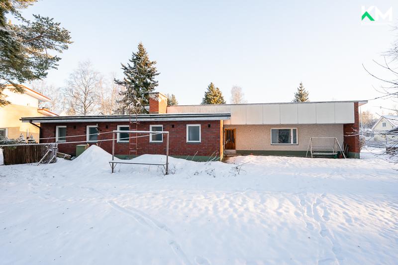 Linjakas 1960-1970-luvun omakotitalo, jossa on säilytetty aikakaudelle tyypillisiä piirteitä sekä julkisivussa että sisätiloissa. 