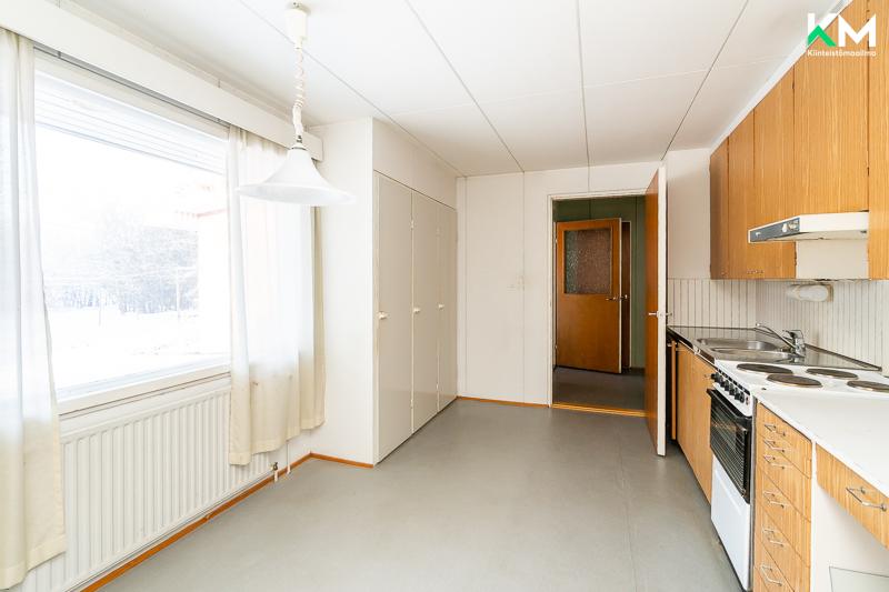 Keittiön viereisestä eteisestä pääsee näppärästi takapihalle.