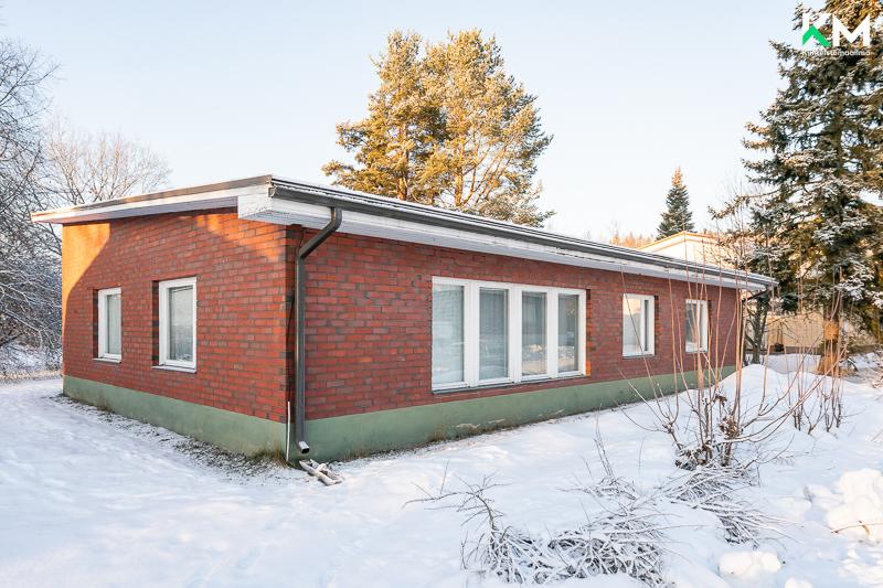 Lähellä sijaitsee mm. päiväkoti, alakoulu ja ruokakauppa sekä urheilutalo. Tervetuloa tutustumaan kodin mahdollisuuksiin!