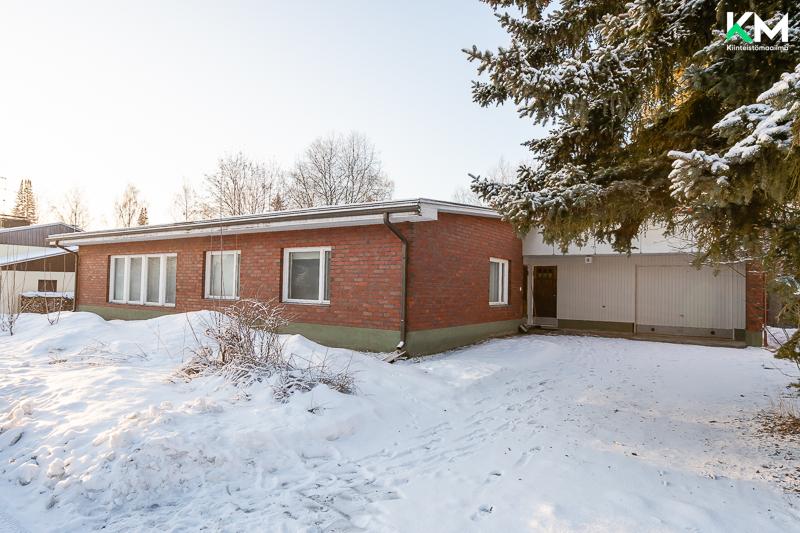 Arkkitehdin suunnittelema, vankka ja tilava omakotitalo autotallilla sijaitsee rauhallisella Petsamon asuinalueella. 