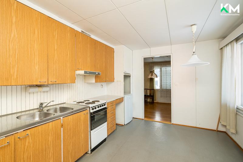 Myös keittiöön voi sijoittaa arkiruokapöydän. Keittiön ikkunasta avautuu näkymä sisäpihalle. 