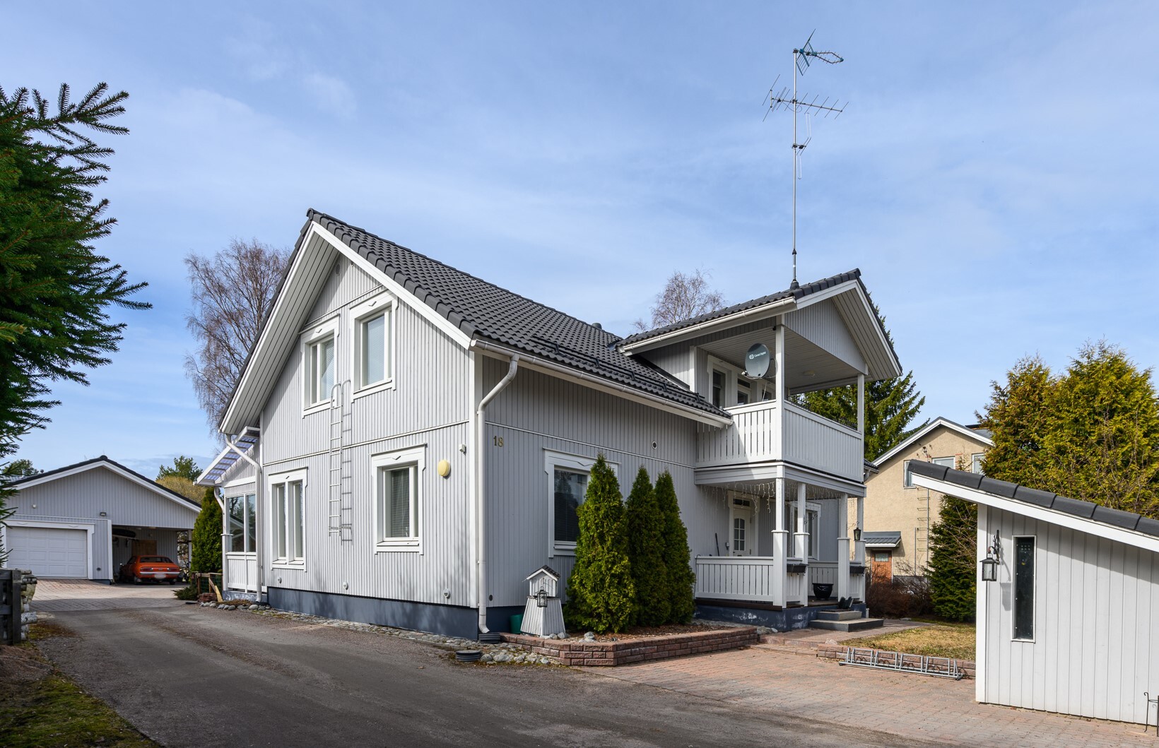  Lähellä sijaitsee mm. päiväkoti, alakoulu ja ruokakauppa. Tervetuloa ihastumaan!