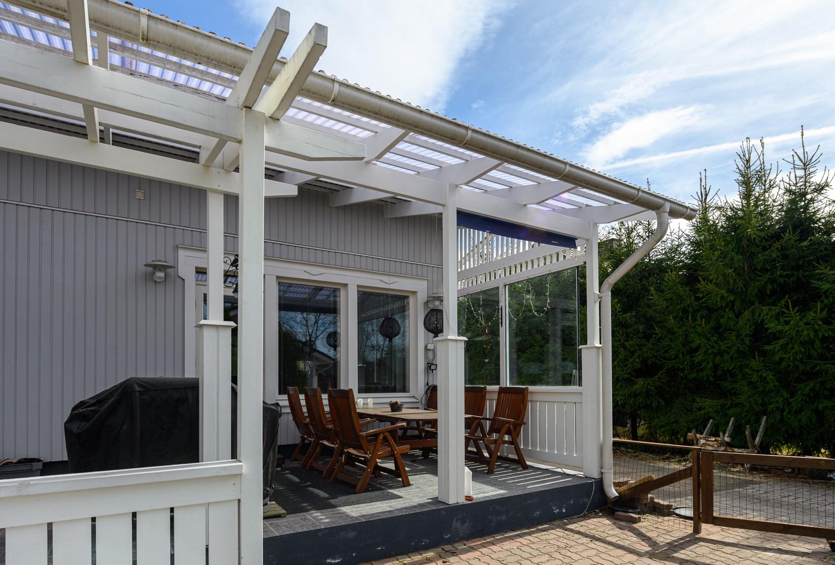 Isosta terassista nauttii koko perhe keväästä pitkälle syksyyn. 