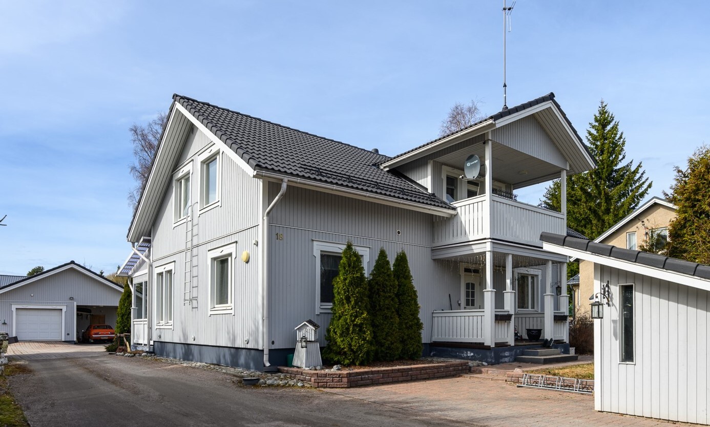Tilava ja viihtyisä omakotitalo sijaitsee omalla tontilla rauhallisella asuinalueella. Erillinen lämmin autotalli-/autokatos-/varastorakennus.
