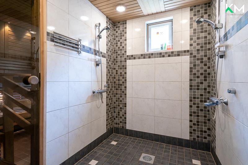 Kauniissa kylpyhuoneessa on kaksi suihkua.