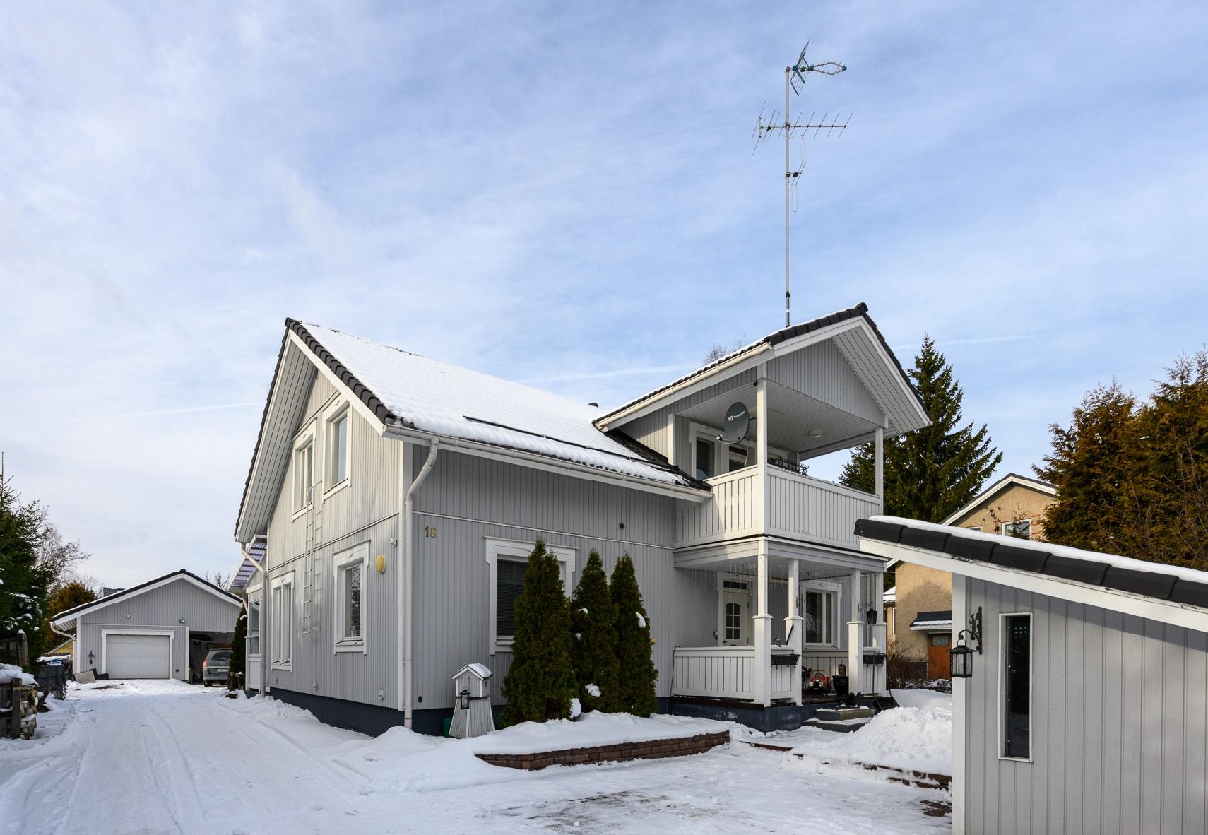 Tilava ja viihtyisä omakotitalo sijaitsee omalla tontilla rauhallisella asuinalueella. Erillinen lämmin autotalli/autokatos/varasto.