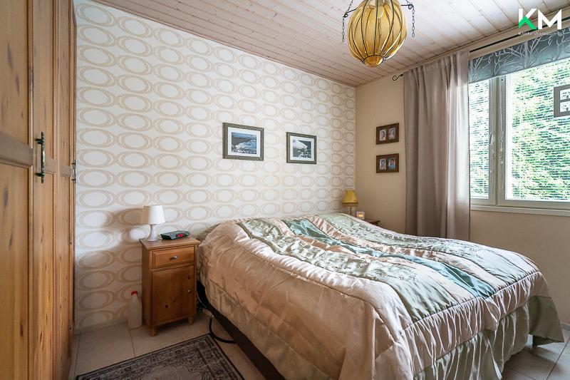 Viidestä makuuhuoneesta yksi makuuhuone on alakerrassa. Huone voi palvella myös työ-, vieras- tai tv-huoneena/kirjastona.