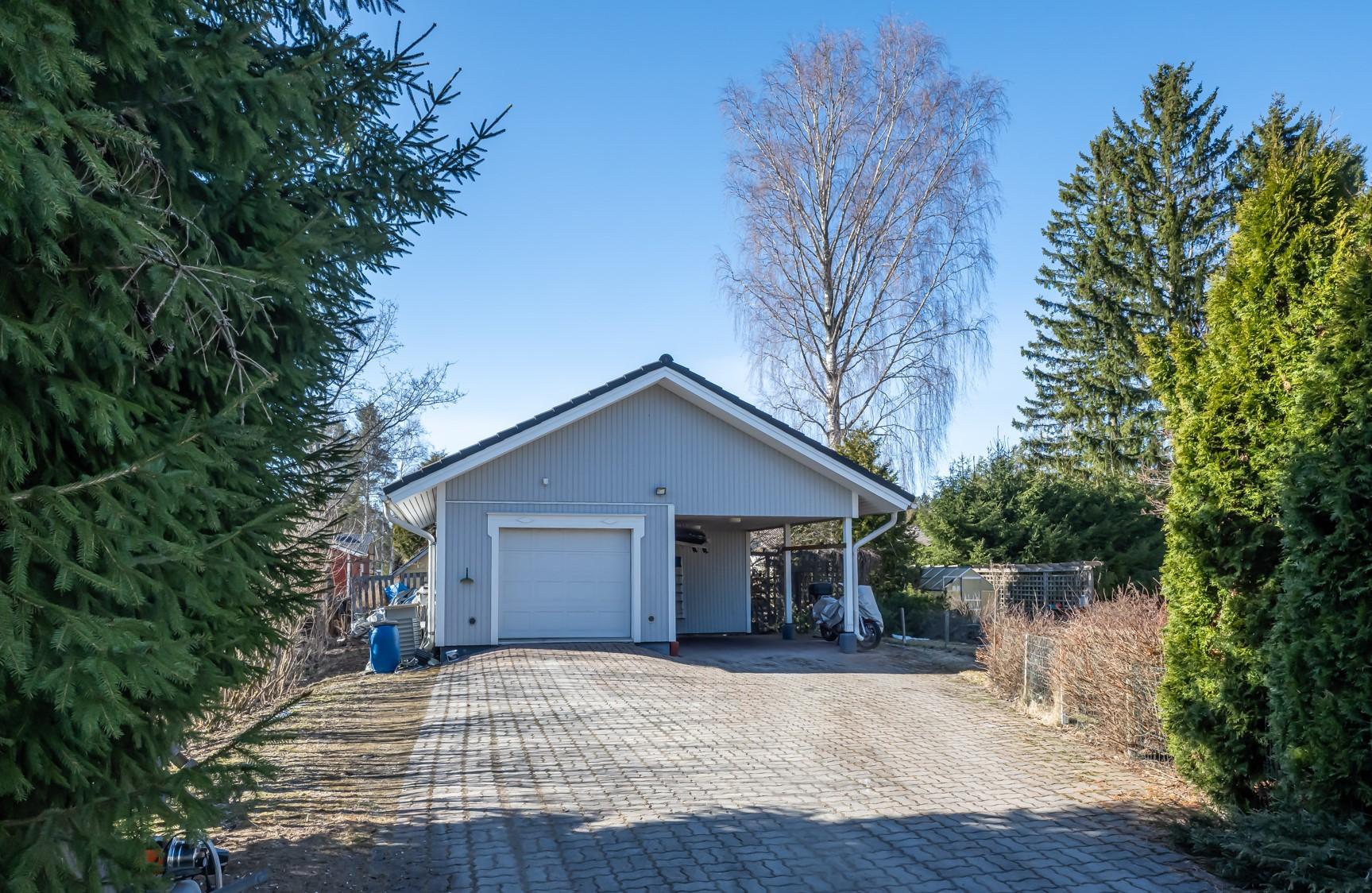 Talousrakennuksessa on autotalli ja -katos.