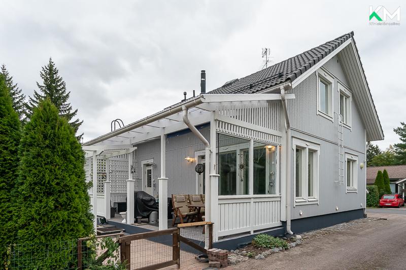 Terassille on kulku sekä olohuoneesta että kodinhoitohuoneesta.  