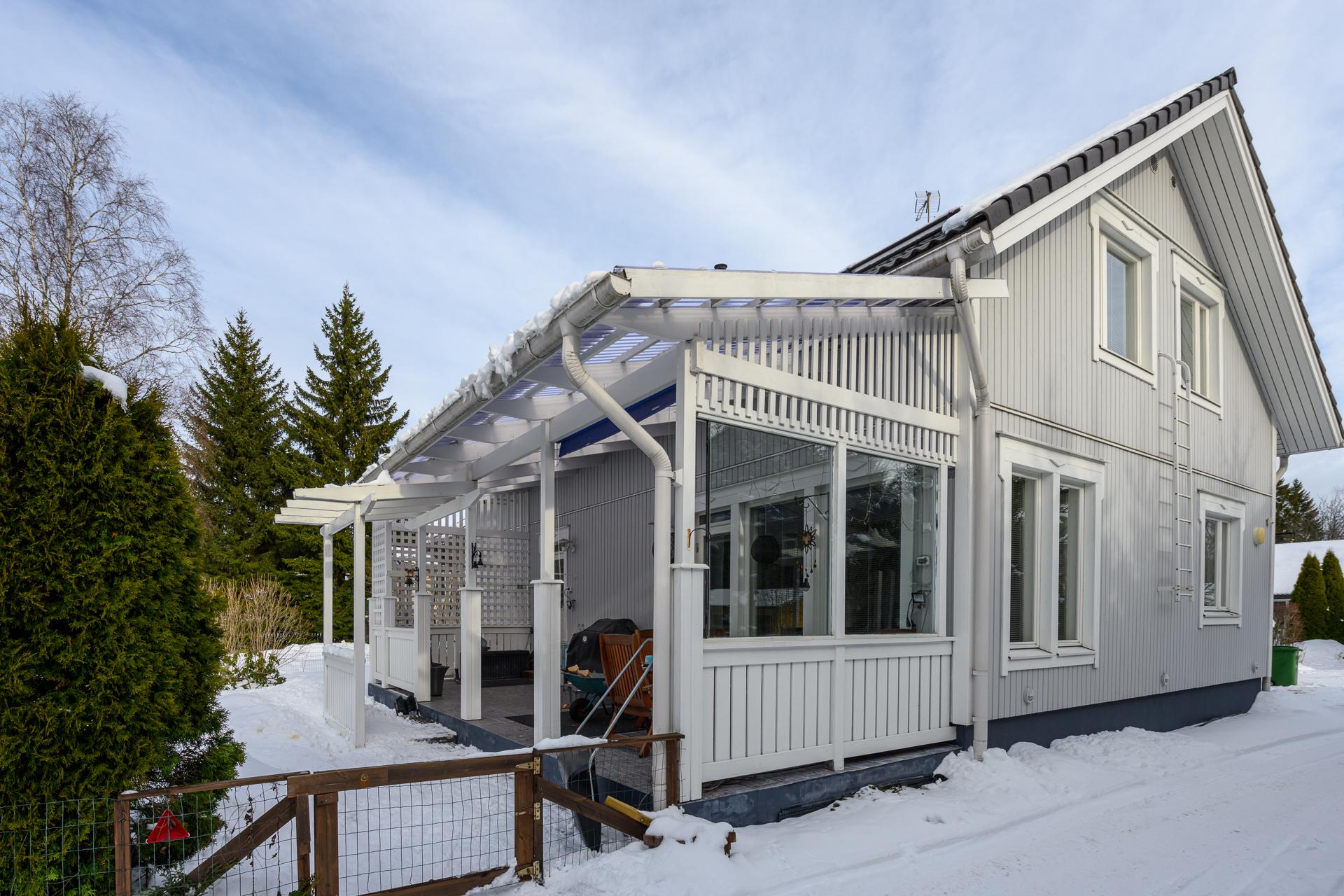 Isolle, katetulle terassille on kulku sekä olohuoneesta että kodinhoitohuoneesta. 