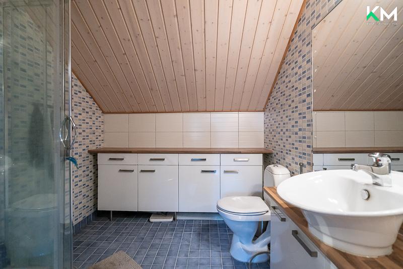 Yläkerrassa on tilava yhdistetty kylpyhuone/wc-tila.