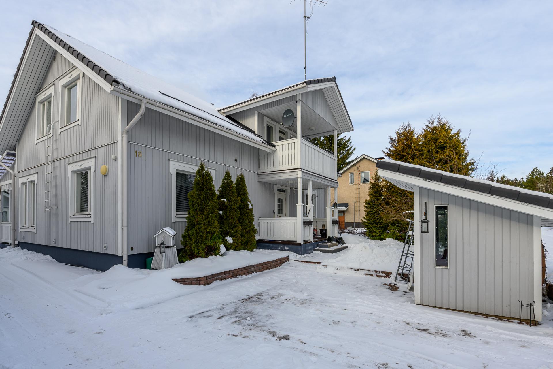 Asumisen ja elämisen mukavuutta Kovurannassa. Lähellä mm. päiväkoti, alakoulu ja ruokakauppa. Tervetuloa ihastumaan!