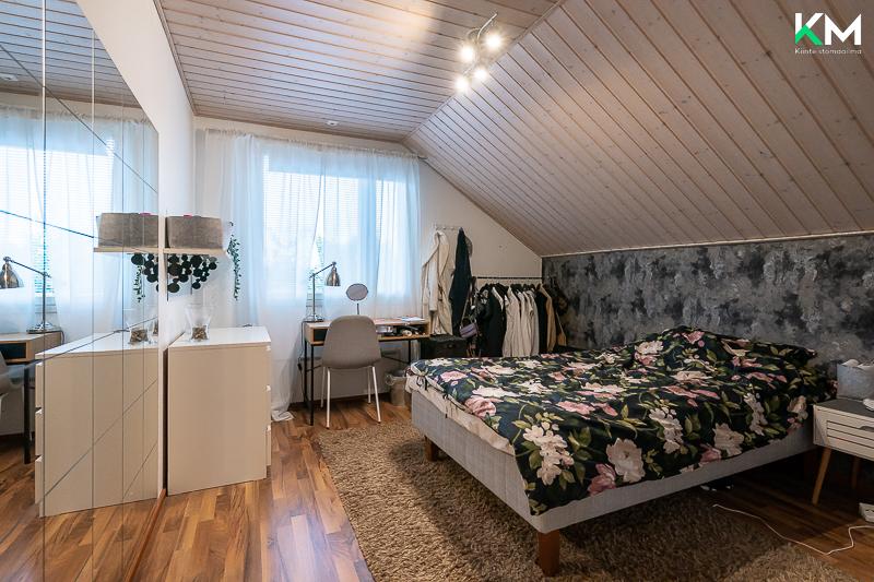 Yläkerrassa on yhteensä neljä makuuhuonetta. 