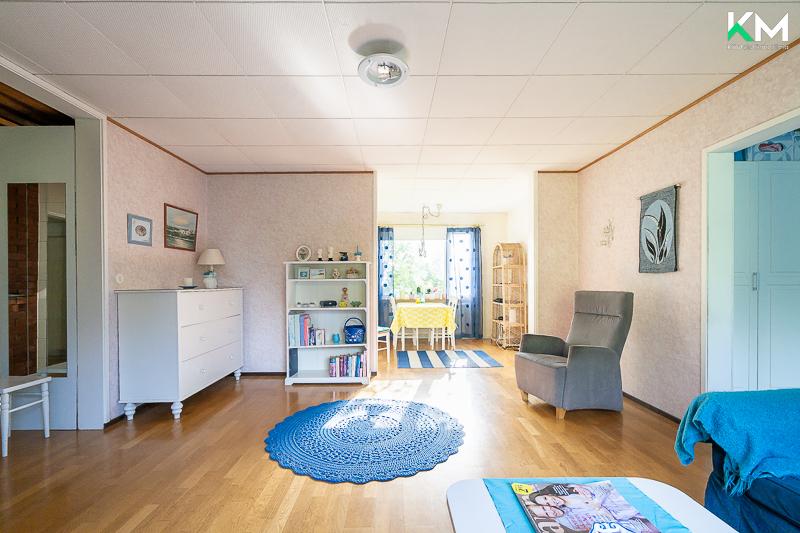 Ruokailutila näkyy taustalla.