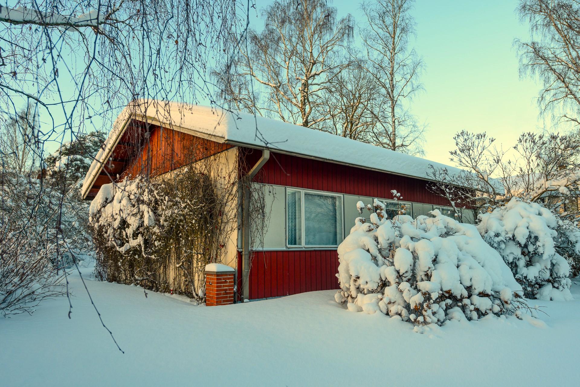 Hyvä sijainti Hirsimäessä, lyhyt matka keskustan palveluihin: mm. päiväkoti, alakoulu ja ruokakauppa.
