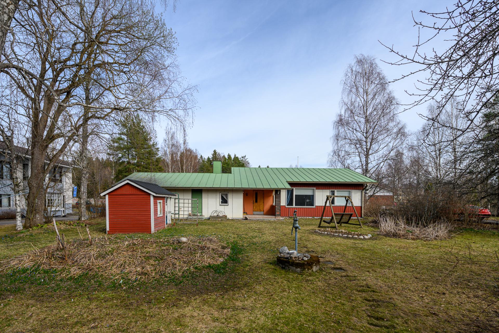 Lähellä sijaitsee mm. päiväkoti, alakoulu ja ruokakauppa. Tervetuloa tutustumaan!