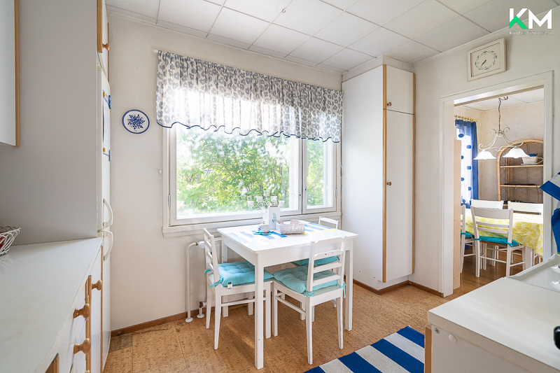 Keittiöön mahtuu sijoittamaan myös arkiruokapöydän.