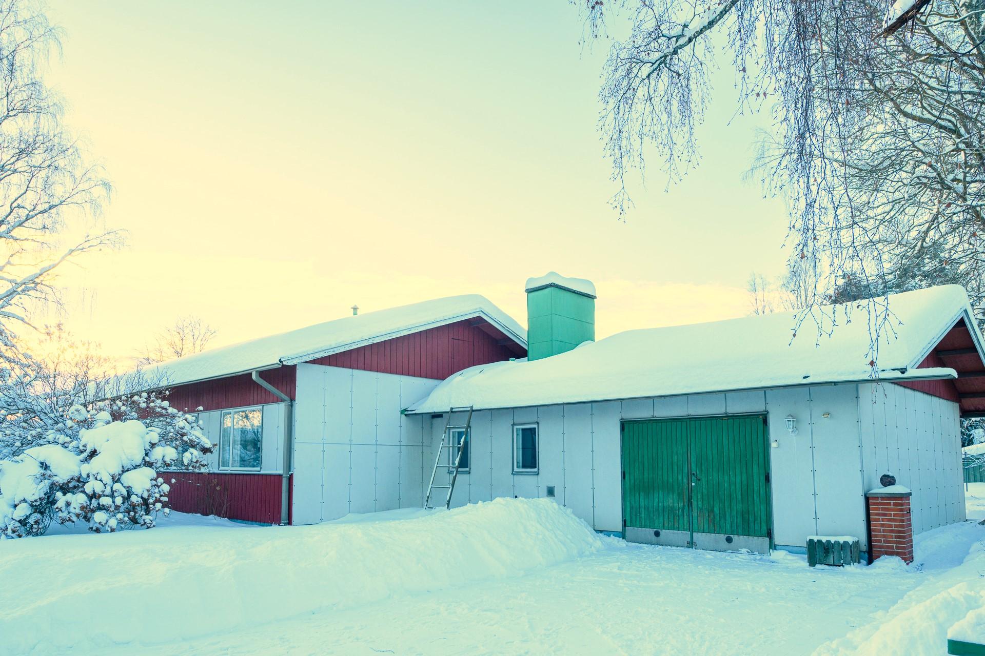 Valoisa, kolmen huoneen ja ruokailutilan omakotitalo lämpimällä autotallilla. Hyvä sijainti Hirsimäessä, lähellä keskustan palveluita.